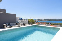Trogir, Čiovo, luksuzan penthouse sa krovnom terasom i bazenom