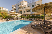 TROGIR, ČIOVO - Namješten dvosoban apartman sa bazenom
