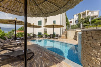 TROGIR, ČIOVO - Namješten dvosoban apartman sa terasom
