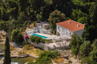 Trogir, dalmatinska vila s bazenom u prvom redu do mora