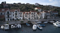 Trogir, Drvenik Veliki - Kamena kuća prvi red uz more