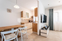 Trogir, dvosoban stan s terasom i vrtom – dugoročan najam