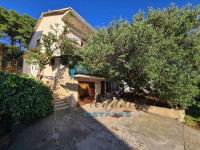 Trogir, elegantna obiteljska kuća s pogledom i vrlo blizu mora, 283 m2