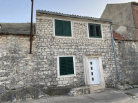 Trogir, kamena kuća u nizu 76m2, prodaja