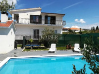 Trogir - kuća 300 m2 sa tri apartmana i bazenom na 1055 m2 terena nado