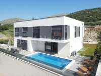 Trogir,lux. villa 340 m2,sa bazenom i garažom i uređenom okućnicom