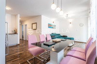 Trogir, moderan stan s dvorištem dostupan dugoročno od rujna