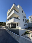 Trogir/Novogradnja trosobni stan prizemlje