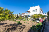 Trogir, obiteljska kuća s tri stana blizu centra