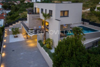 Trogir okolica, moderna vila s bazenom blizu mora
