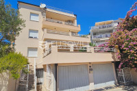 Trogir, Seget renovirana kuća s tri novouređena stana od 250 m², s gra