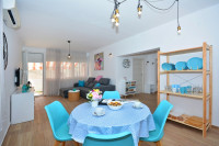 Trogir, prekrasan renovirani stan 51,81 na 2.katu, jug