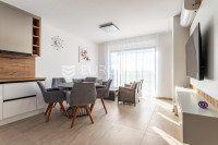 Trogir, Seget Donji, novonamješten dvosoban stan s vrtom za dugoročni