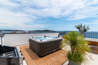 Trogir/Seget NAJAM penthouse lux stana s bazenom i jacuzijem,  uz more