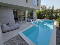 Trogir, Seget Vranjica, kuća 200m2 s bazenom uz more