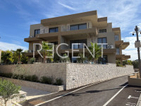 Trogir, Sevid – dvosoban stan 54,95 m², vrt 10,50 m², 75 m od mora