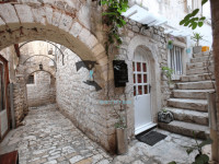 Trogir (stara jezgra), peterosobni, dvoetažni, renoviran stan, 110 m2