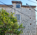 Trogir - stara kamena kuća uz more za renovaciju
