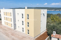 Trosoban apartman s vrtom, novogradnja, 70 m od mora, Sukošan