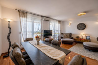 Trosoban luksuzan stan na Žnjanu-prvi red do mora