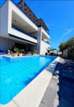 Trosoban stan s privatnim vrtom i bazenom Vodice – 200 m od plaže