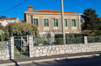 TRSAT, RIJEKA - Trosobni stan s pogledom na more, okućnicom i parkirni