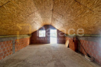 Udbina : Zemljište 1061 m2 s obiteljskom kućom i pomoćnom zgradom