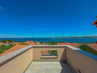 Umag okolica, kuća sa 3 stana i panoramskim pogledom na more!