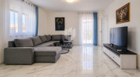 Umag, okolica. Moderan novi stan 66 m2 potpuno opremljen!