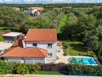 Umag okolica – moderna kuća s bazenom blizu mora