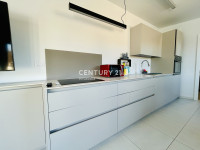 UMAG, OKOLICA, STAN U PRIZEMLJU SAMO 200 METARA OD PLAŽE