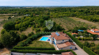 Umag, predivna villa sa velikom okučnicom i sa pogledom na more!