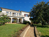 UMAG - Prostrana kuća sa velikom okućnicom, prvi red do mora