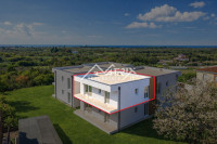 Umag, stan s krovnom terasom i pogledom na more, Novogradnja