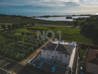 Umag - visokokvalitetna villa s pogledom na more, 1.red do mora