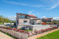 Umirujuća lokacija okružena zelenilom i nova kompletno opremljena kuća