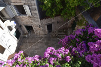 Unikatna poslovno stambena nekretnina u srcu Trogira
