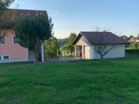 Uređena kuća, velika okućnica, odlična lokacija!