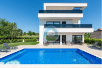 VABRIGA!!! Moderna samostojeća vila s bazenom, 1 km od mora