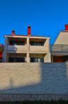 Valbandon, renovirana obiteljska kuća, centralno, 800 m od plaže!