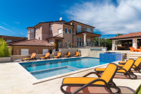 Valtura, Istra -  600m2 ville, 10SS, bazeni - uhodani posao