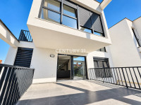 VARAŽDIN – CENTAR | Ekskluzivan troetažni stan, 145 m², potpuno namješ