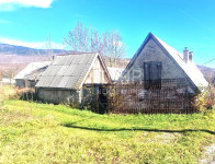 Velebit, Krasno polje, samostojeća starina s velik okućnicom