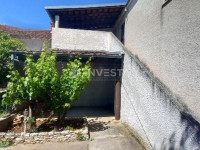 Veli Vrh, Kuća s okućnicom blizu mora