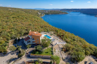 Vila s bazenom na prostranom mediteranskom imanju uz more