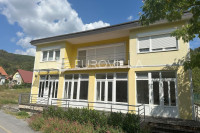 Velika, Trg sv Augustina, prostrana kuća s poslovnim prostorom
