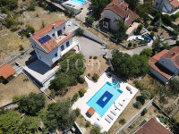Vila s bazenom i dvije garaže na parceli od 2500m2