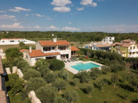 * Vila sa bazenom u Juršićima *