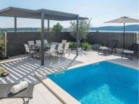 Vila sa bazenom, pogledom na more i dodatnim apartmanom