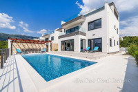 Vila s bazenom i pogledom na more